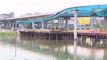 民權大橋改建工程爆意外！小客車撞護欄後墜基隆河 ...