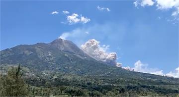 印尼默拉皮火山噴發持續「竄濃煙」 引多起輕微地震