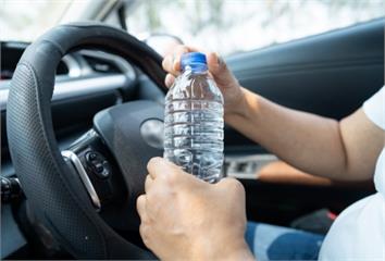 寶特瓶水放車內不能喝？醫揭風險  尤其這1種人要...