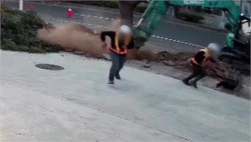 嚇！台中北屯路樹移除作業 不慎挖破瓦斯管線
