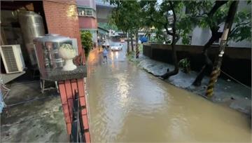 強降雨炸高雄市區 大寮區排水不及嚴重淹水
