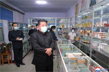 北韓新增近27萬人發燒 金正恩戴「2層口罩」視察