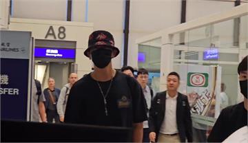 剛奪百想視帝10天 「白教授」朱智勛搭機抵台