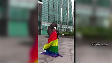 台灣同志遊行下午登場 賈永婕急尋巨幅彩虹旗一夜圓...