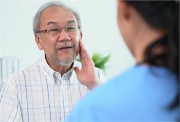 長輩叫好幾次才回應？醫示警「背後原因」  真的不...