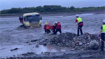 大雨狂炸「蘭陽溪突暴漲！」 聯結車受困河床驚險救...