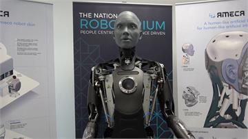 擬真機器人「阿美卡」現身 與英國小學生歡樂互動