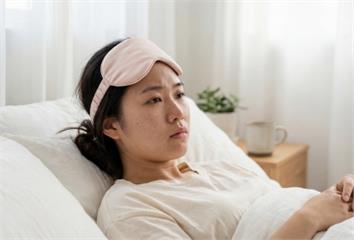 睡覺墊2個枕頭恐傷眼？最新研究示警 「這1類人」...