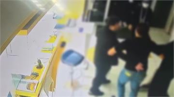 高雄左營某醫院遭黑幫式突襲！ 惡煞闖入壓制保全「...
