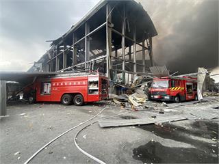 屏東工廠爆炸大火燒整夜　現場如廢墟消防車被炸爛