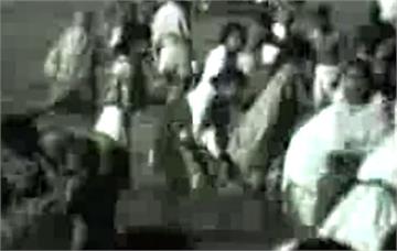 1966年12月10日 印度教徒在恆河中洗澡