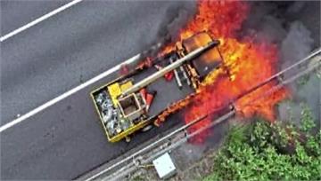 台電外包商工程車國道起火　駕駛跳車逃生！