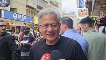 行程滿檔太累？黃仁勳公司大廳閉目養神 沒找「fr...