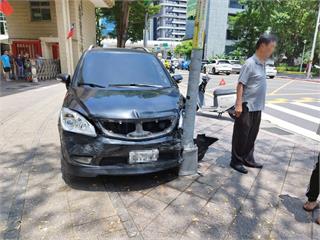北市石牌國中前老翁肇禍！車衝人行道撞燈柱　4車遭...