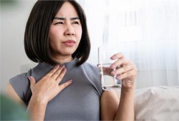 痰咳不出來？醫教「4招」快速排出  香水、過敏恐...