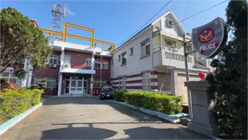 通緝犯沒戴安全帽被逮！家屬探視大鬧警局.拿手機狂...