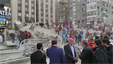 土耳其6層樓高危樓倒塌 1行人受傷、波及多輛車