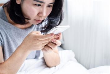 低頭族當心！頸椎炎年輕化 3C滑太久小心肩頸提早...