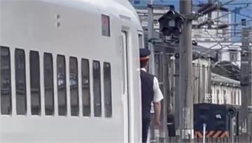 扯！疑列車長站車門邊抽菸還亂丟 台鐵運務段：最重...