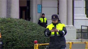 稱「上帝要我殺中國共產黨」！男持刀闖總統府前 遭...