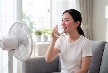 電風扇發出怪聲？台電示警「3情況」快停用 底座壓...