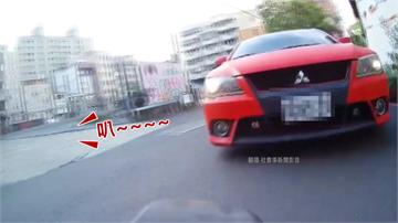 駕駛不滿騎士車速快險撞 猛按喇叭攔停