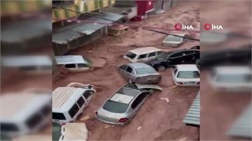 土國強震災區暴雨14死 洪流灌社區「淹組合屋」