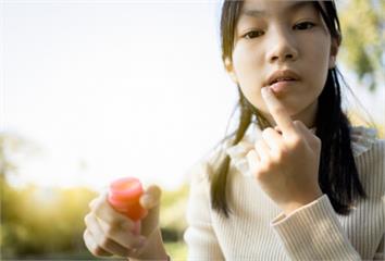 潤唇膏一天擦幾次才夠？專家揭曉答案  「最佳使用...