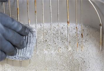 烤肉網難洗、手腕痛爆？  骨科醫授「3妙招」省力...