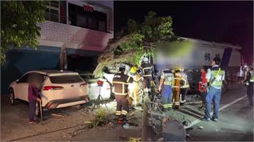 高雄大貨車自撞電杆、民宅！周邊住戶大停電  駕駛...