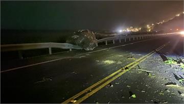 台2線瑞芳段「巨石突崩落」　砸毀護欄占據車道