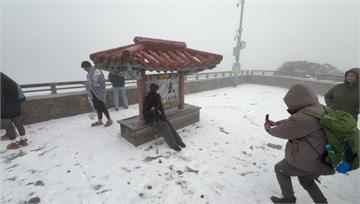 迎2026第一場瑞雪！合歡山下雪深2公分 昆陽往...
