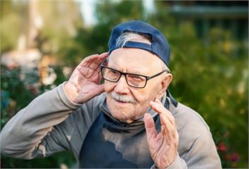 老年聽力不好沒關係藉由助聽輔具來幫忙 加上聽能復...