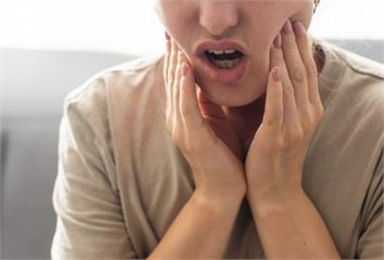 牙齒在搖就一定保不住？醫解析搖動分三級 「這樣做...