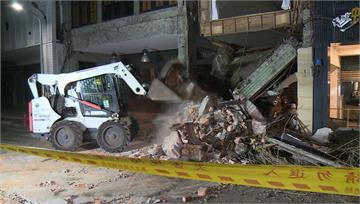 北市舊民宅深夜突坍塌「2樓變1樓」 騎樓機車衰被...