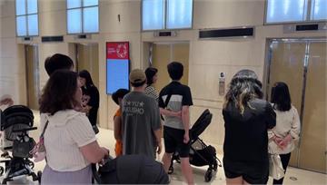 台中新光三越重開幕 赫見電梯地板破裂隆起