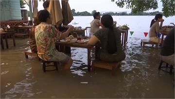 淹水反成特色 泰國曼谷河畔餐廳推「火鍋衝浪」