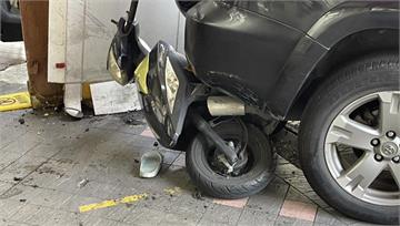 又一個！老翁倒車失控暴衝 保齡球式撞倒騎士