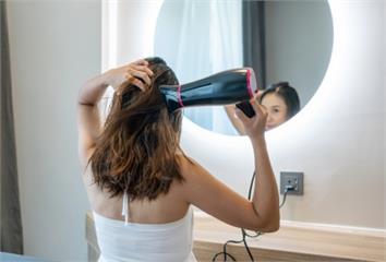 洗頭後「吹風機vs自然乾」哪個不傷髮？專家揭正解...