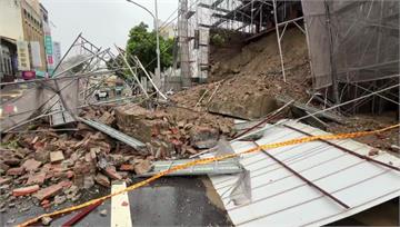 台南東門城工程突倒塌！土石傾瀉占車道　現場急拉封...