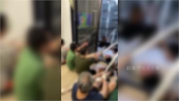 竹北狂風！24F玻璃女兒牆險被吹落 10多名壯漢「肉搏拔河」對抗颱風