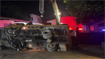 高雄燕巢工地意外 吊掛原木失衡翻車壓死1人