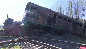 俄羅斯貨運列車「遭炸彈攻擊後出軌」 恐怖畫面曝