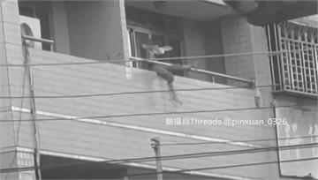 男童坐女兒牆「雙腳懸空」嗑便當！ 民眾嚇壞憂發生...