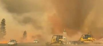 加州高溫、野火不斷 居民拍下火龍捲