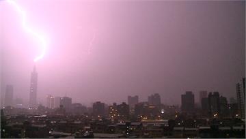 深夜電閃雷鳴！ 台北101被雷擊畫面曝光