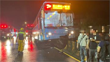 暖暖火車站驚傳客運自撞安全島 7名乘客受傷