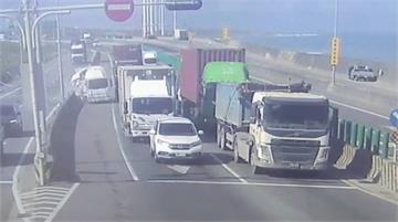 台61線林口段北上3車連環撞 警消到場救援