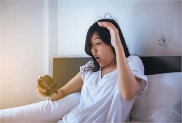 「睡前8習慣」害你愈睡愈胖！專家示警 入睡後頻繁...