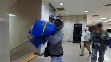 Opix詐騙吸金案 幹部交保怒朝記者砸袋子